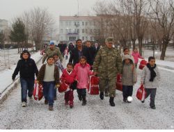 Jandarma öğrencileri sevindirdi